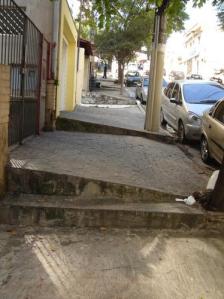 Exemplos da irregularidade das calçadas antes da intervenção de Calçadas verdes