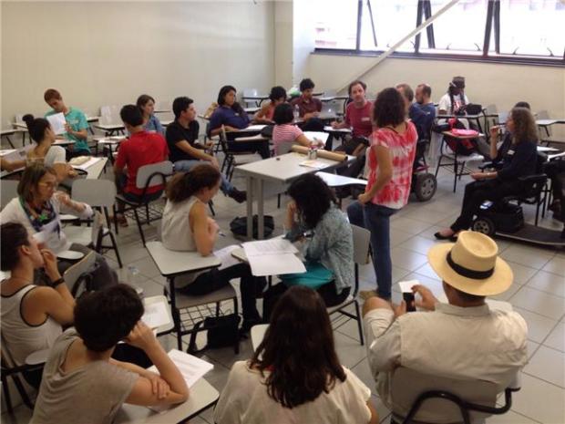 Debates no grupo que abordou o tema da Mobilidade a Pé. Foto: Du Dias