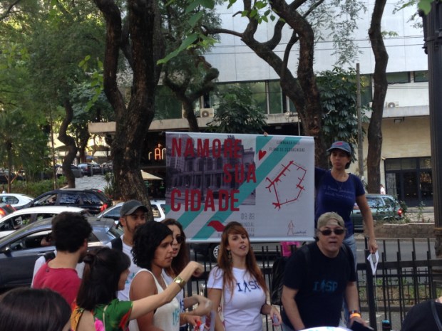 Manifestantes com cartazes numa caminhada pela cidade