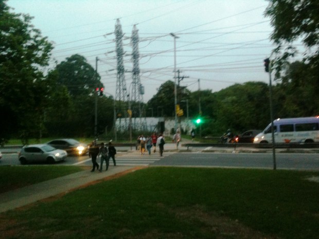 Alça da ponte Cidade Universitária, direção à Marginal Pinheiros, sentido Interlagos. Travessia de acesso ao portão da USP. Foto Silvia Cruz