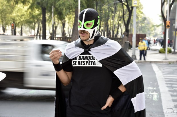 Peatonito. Foto: AFP/Yuri CORTEZ