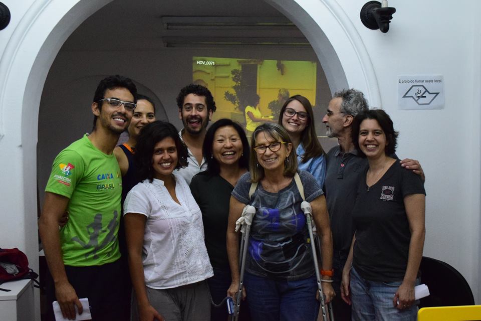Grupo de participantes do treinamento de mídia posa para foto