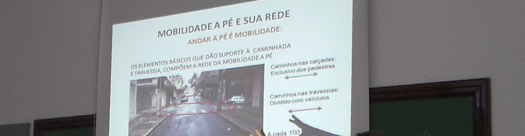 Apresentação projetada sobre mobilidade a pé e sua rede