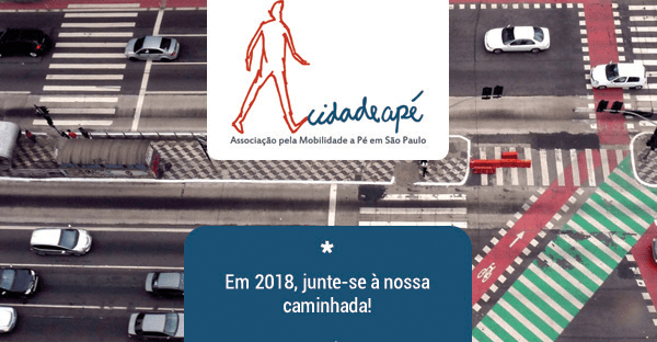 Cartão de feliz ano novo da Cidadeapé sobre foto aérea de um cruzamento com faixas de pedestres