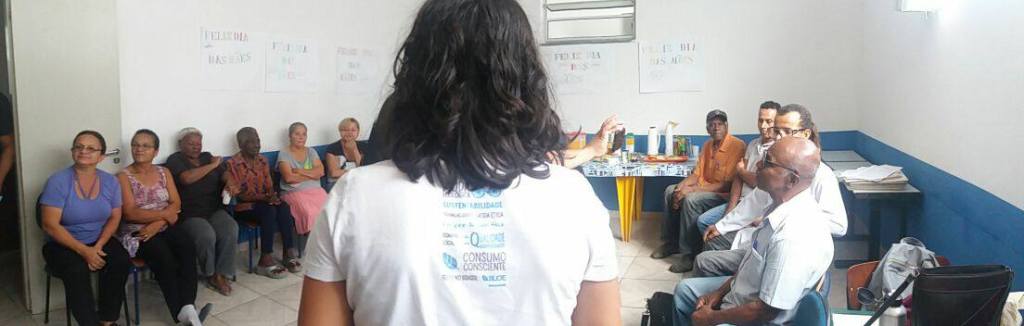 Pessoas sentadas em roda em uma sala, durante uma formação