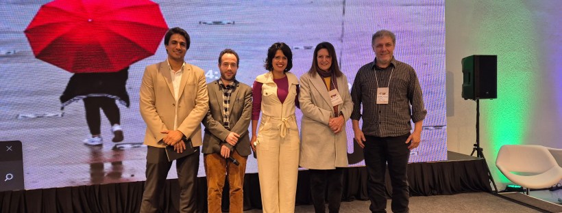 Participantes posam no palco do seminário sobre justiça climática