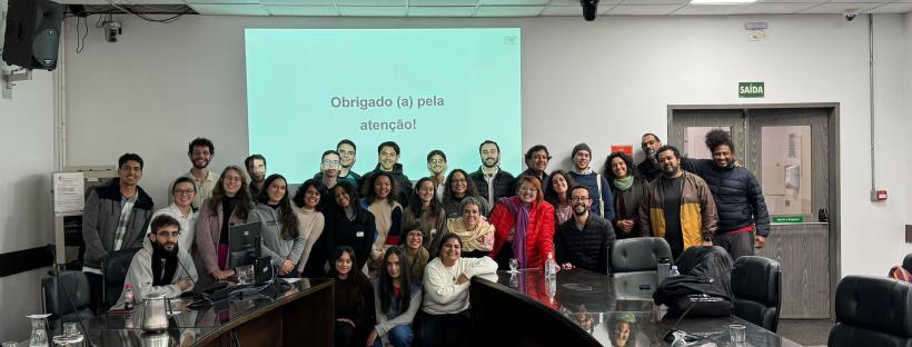 Foto de grupo do encontro final da atividade de extensão, com estudantes e coordenadores numa sala de reunião