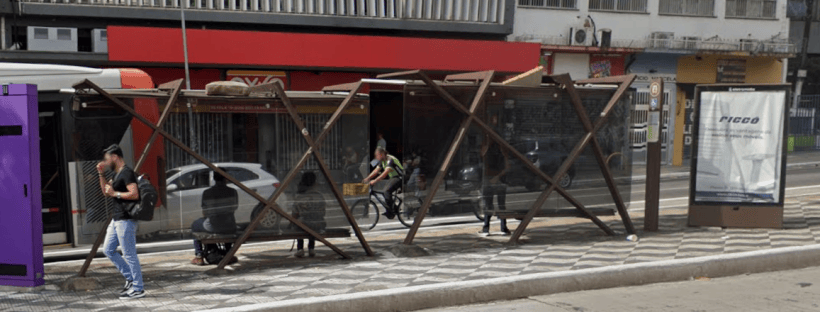 Imagem do Google Street View de uma calçada com totem de publicidade e ponto de ônibus atrapalhando a passagem