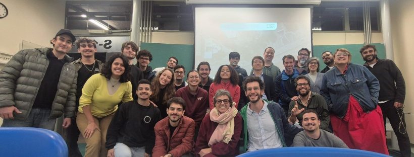 Foto de grupo dos participantes da atividade de extensão da Cidadeapé e da Ciclocidade em uma sala de aula